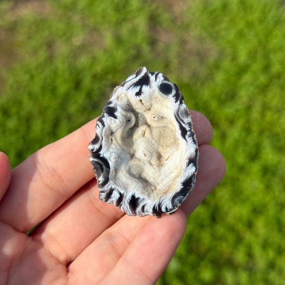 Small Agate Geode Half - Picture 5 of 5